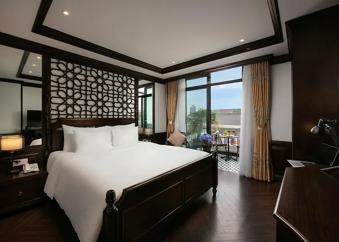 May De Ville Crown Hotel